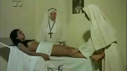یوگا سکس با جوراب ساق بلند سکسی در آوردن لباس خود را