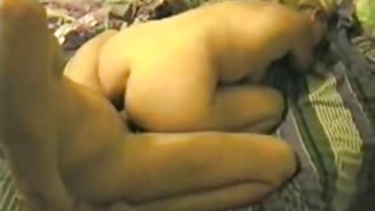 Cumming برای جوراب شیشه ای سکس Queenie و زیبا.